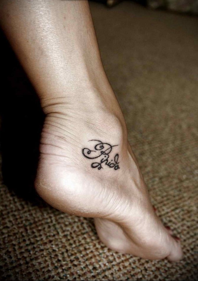 Petite inscription tatouée autour de la cheville