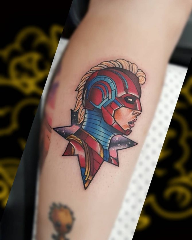 Petit tatouage de Captain Marvel