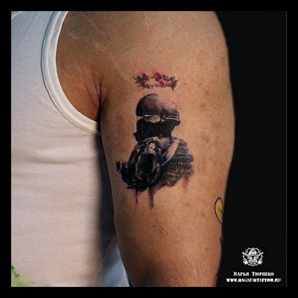 Petit tatouage de harceleur sur l'épaule d'un homme