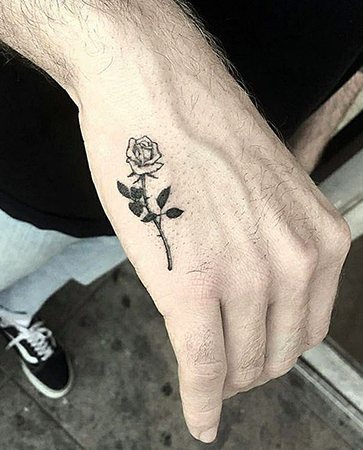 Petit tatouage sur la main