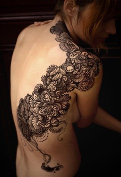 Bien qu'il ne s'agisse pas de dentelle, ce motif de tatouage subtil et décoratif s'inspire d'un motif de dentelle.