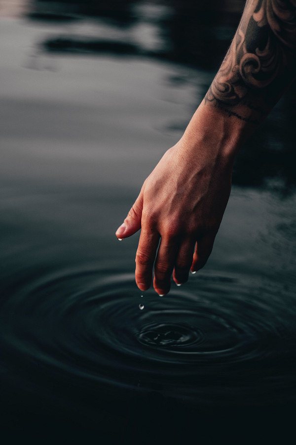 Nouveau tatouage pour l'eau : compatibilité et autres questions préoccupantes