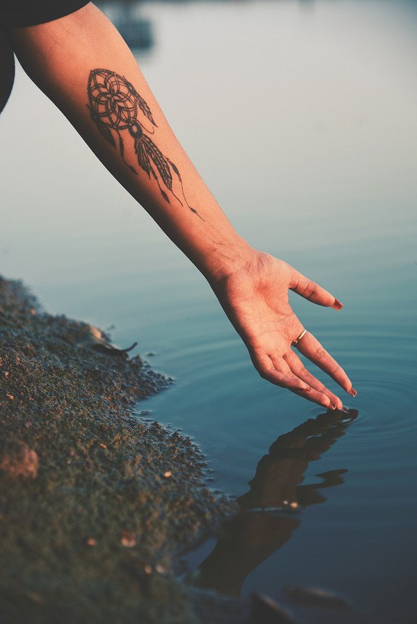Un nouveau tatouage pour l'eau : quelle est leur compatibilité et autres questions préoccupantes ?