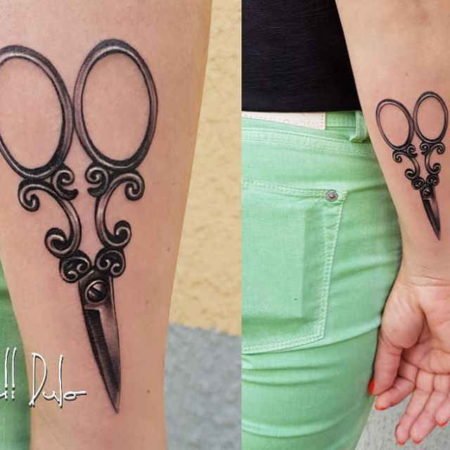 Tatouage de ciseaux sur l'avant-bras