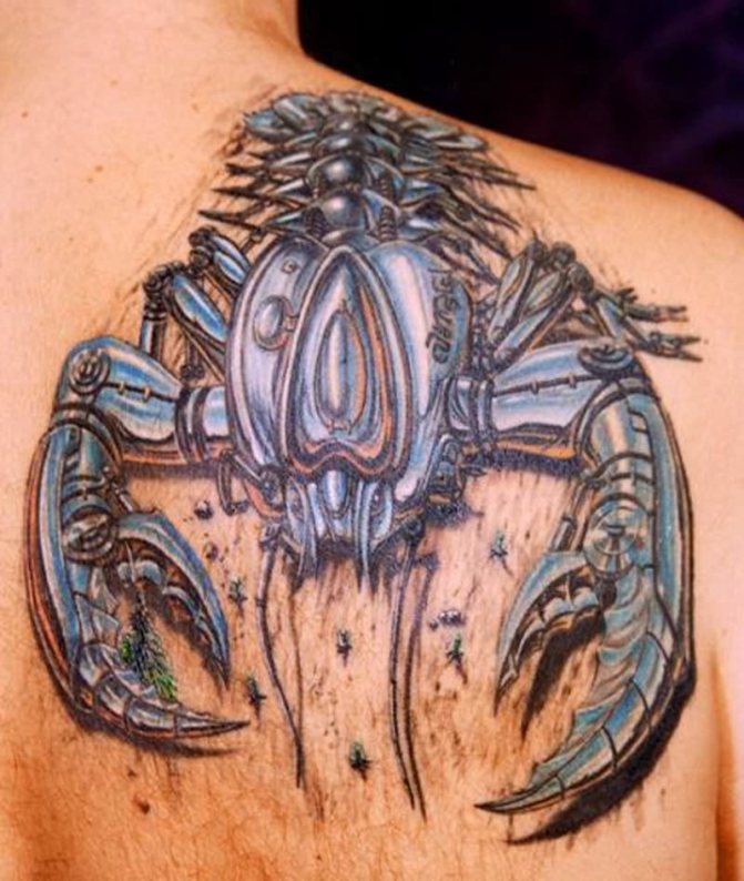 Tatouage corporel sur l'omoplate masculine