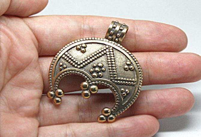 Amulette Lunitza en forme de pendentif