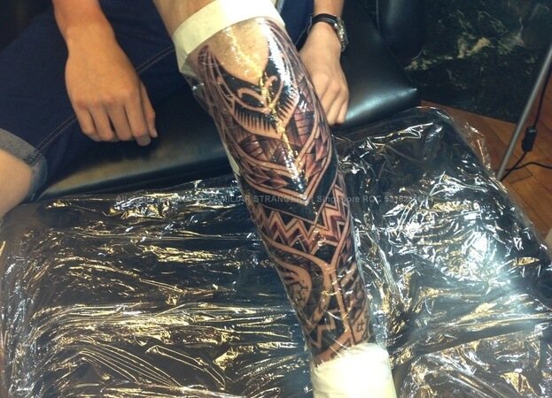 Enveloppement du corps fraîchement tatoué