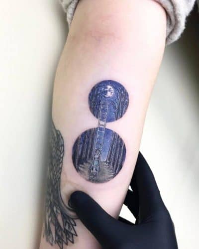 Tatouage figuratif avec des escaliers