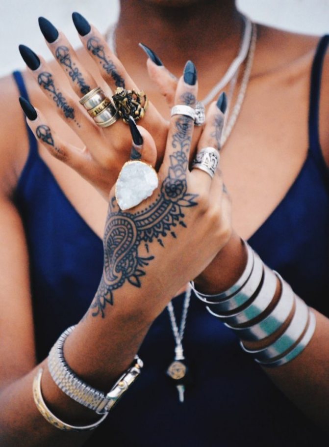 Motif étendu sur les mains et les doigts