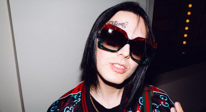 lunettes de soleil comme supports de visage