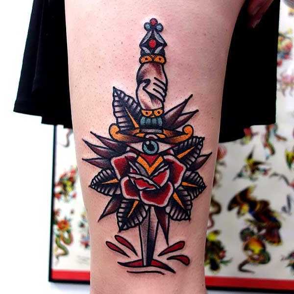 Tatouage old school d'une dague et d'une rose