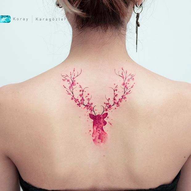 Cerf en fleurs sur le dos