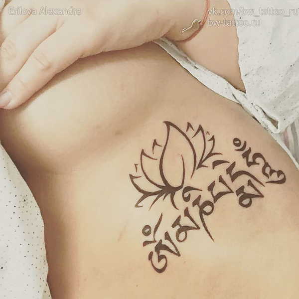 Tatouage Om Mani Padme Hum sur le côté