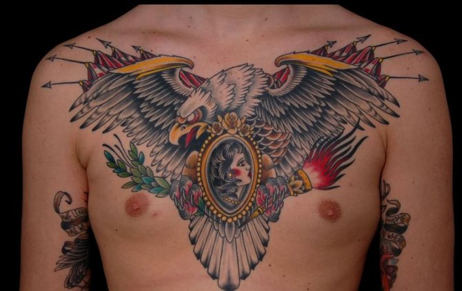 aigle sur la poitrine d'un homme