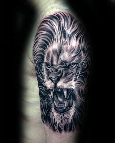 Mascotte lion - tatouage sur le bras d'un homme