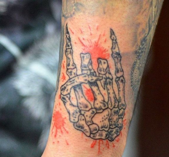Doigts de squelette - tatouage rock