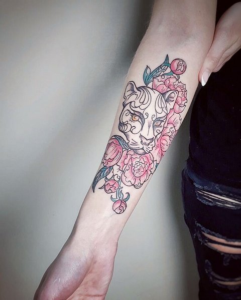 Panthère avec des fleurs sur le bras