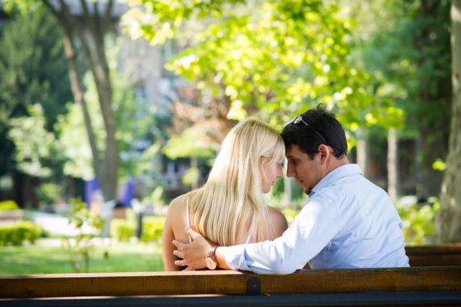 Couple sur un banc