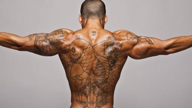 un gars avec un tatouage