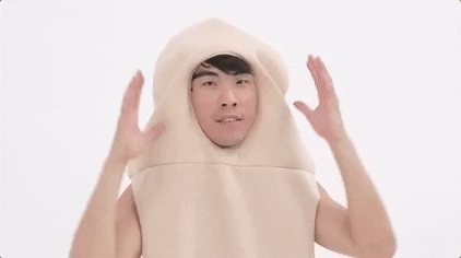 un mec dans un costume de bite