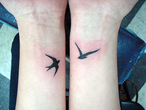 Un tatouage de poignet jumelé