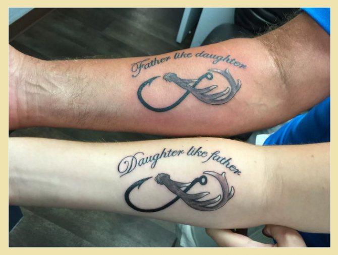 Tatouage de famille pour père et fille : la fille aime son père, le père aime sa fille.