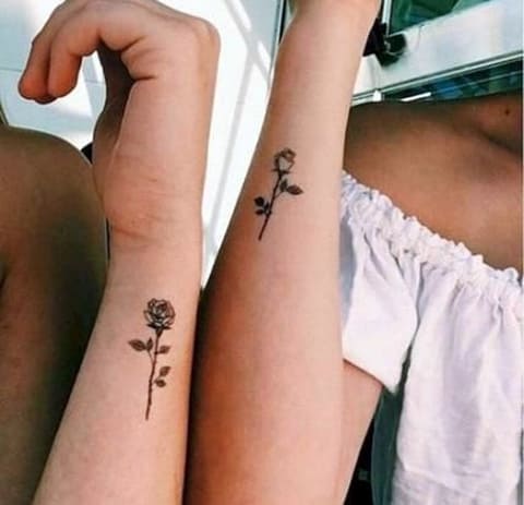 Un tatouage de poignet jumelé
