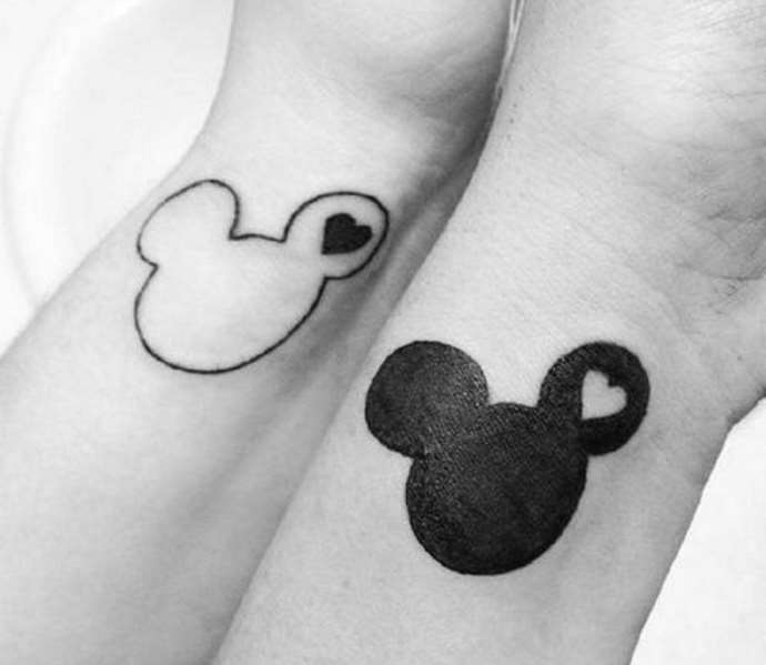 tatouage jumelé avec mikki mouse
