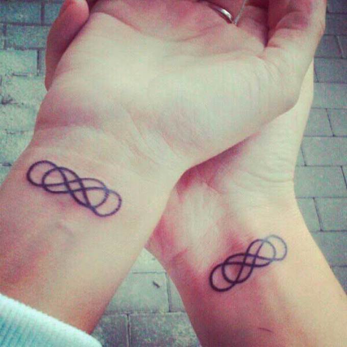 Un tatouage d'infini apparié sur le poignet