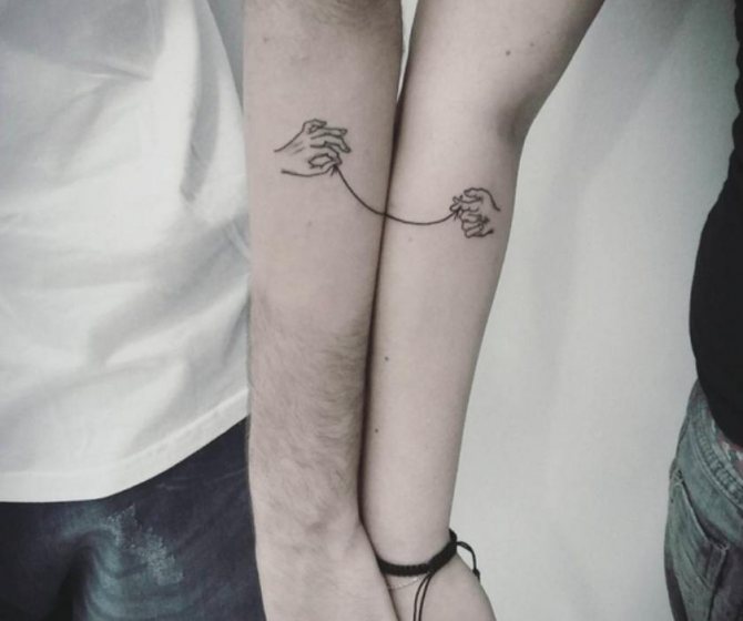 Tatouage en paire comme cordon de cravate