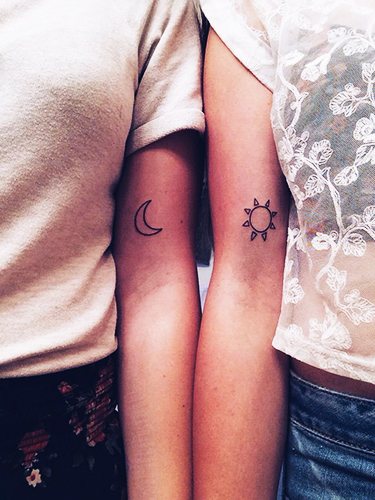 Tatouages pour les petites amies en couple sur le bras, la jambe, le poignet, la clavicule. Photo