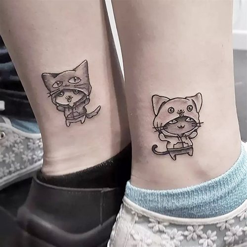 Tatouages pour amies féminines petits sur le bras, la jambe, le poignet, la clavicule. Photo