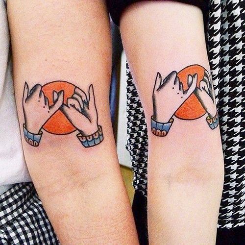 Tatouages pour les petites amies en couple sur le bras, la jambe, le poignet, la clavicule. Photo