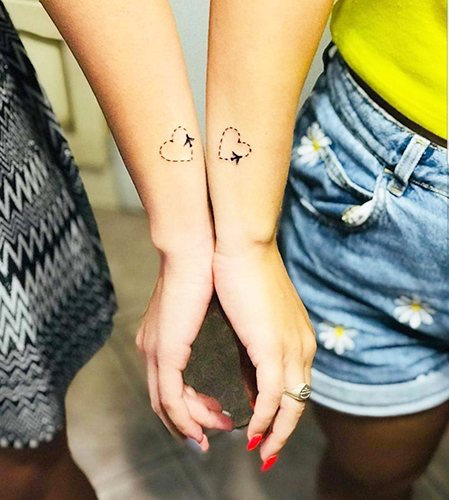 Tatouages jumelés pour les petites amies sur le bras, la jambe, le poignet, la clavicule. Photo