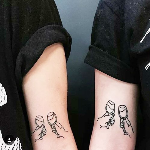 Tatouages pour les petites amies en couple sur le bras, la jambe, le poignet, la clavicule. Photo