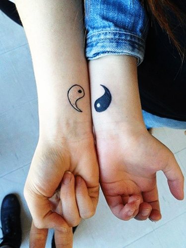 Tatouages pour les petites amies en couple sur le bras, la jambe, le poignet, la clavicule. Photo