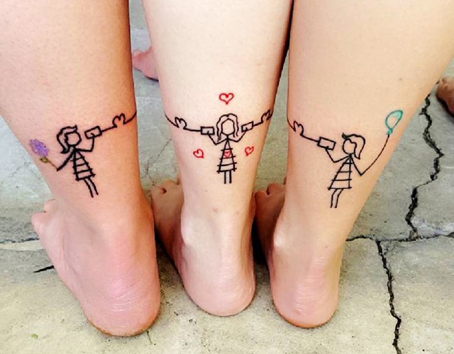 Tatouages pour les petites amies en couple sur le bras, la jambe, le poignet, la clavicule. Photo