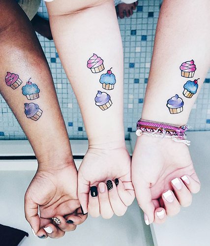 Tatouages jumelés pour les petites amies sur le bras, la jambe, le poignet, la clavicule. Photo