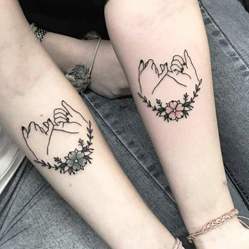 Tatouages pour les petites amies en couple sur le bras, la jambe, le poignet, la clavicule. Photo