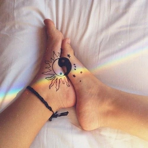 Tatouages jumelés pour les amoureux : 50 idées géniales pour dire que vous êtes ensemble pour toujours