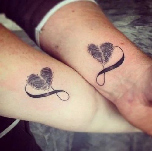 Tatouages jumelés pour les amoureux : 50 idées géniales pour dire que vous êtes ensemble pour toujours