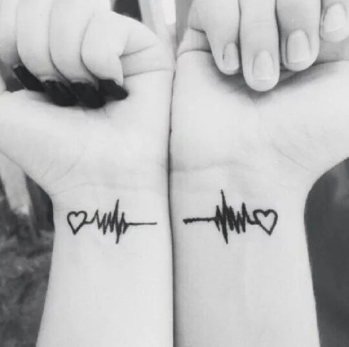 Tatouages jumelés pour les amoureux : 50 idées géniales pour dire que vous êtes ensemble pour toujours