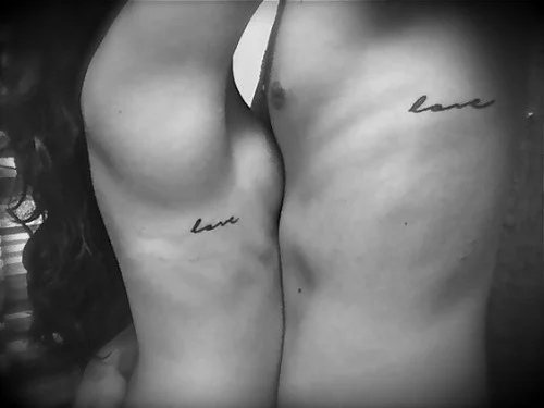 Tatouages jumelés pour les amoureux : 50 idées géniales pour dire que vous êtes ensemble pour toujours