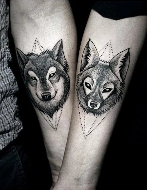 Tatouages jumelés pour les amoureux : 50 idées géniales pour dire que vous êtes ensemble pour toujours