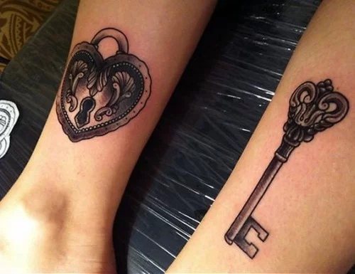 Tatouages jumelés pour les amoureux : 50 idées géniales pour dire que vous êtes ensemble pour toujours