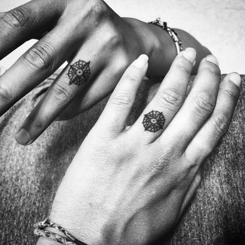 Tatouages jumelés pour les amoureux : 50 idées géniales pour dire que vous êtes ensemble pour toujours