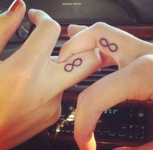 Tatouages jumelés pour les amoureux : 50 idées géniales pour dire que vous êtes ensemble pour toujours