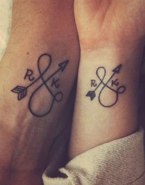 Tatouages jumelés pour les amoureux : 50 idées géniales pour dire que vous êtes ensemble pour toujours