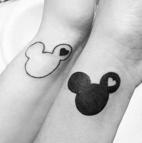 Tatouages jumelés pour les amoureux : 50 idées géniales pour dire que vous êtes ensemble pour toujours