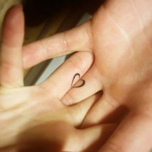 Tatouages jumelés pour les amoureux : 50 idées géniales pour dire que vous êtes ensemble pour toujours